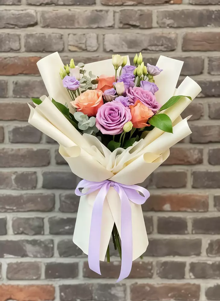 Букет цветов из: Лизиантусы и Розы в Горетово