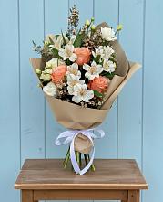 Букет цветов из:  Альстромерии, Лизиантусы, Розы и Хризантемы в Горетово
