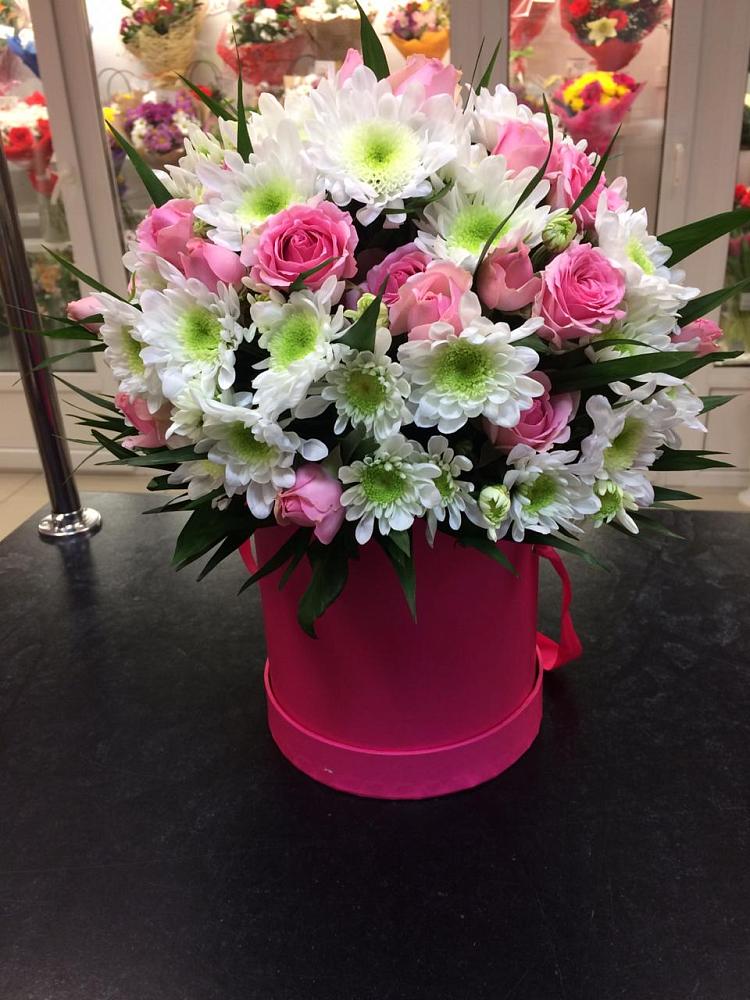 Цветочная композиция из Розы и Хризантемы в шляпной коробке в Горетово