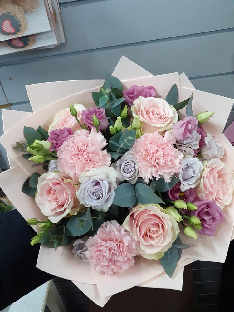 Букет цветов из: Розы, Гвоздики и Лизиантусы в Горетово